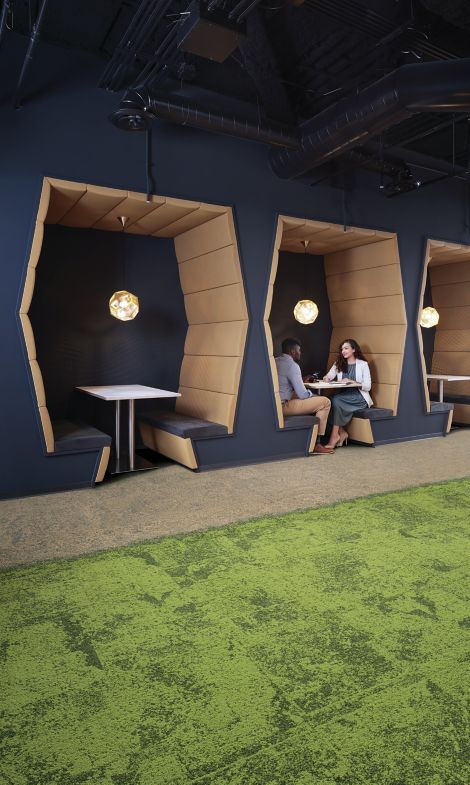 Interface UR101, UR102 and UR103 carpet tile in meeting space with booths Bildnummer 4