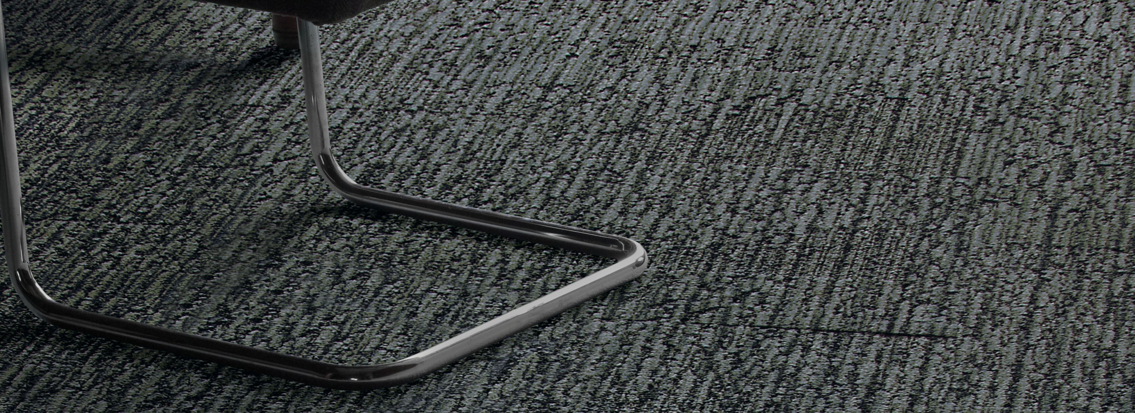 Interface UR201 carpet tile with desk and chair imagen número 1