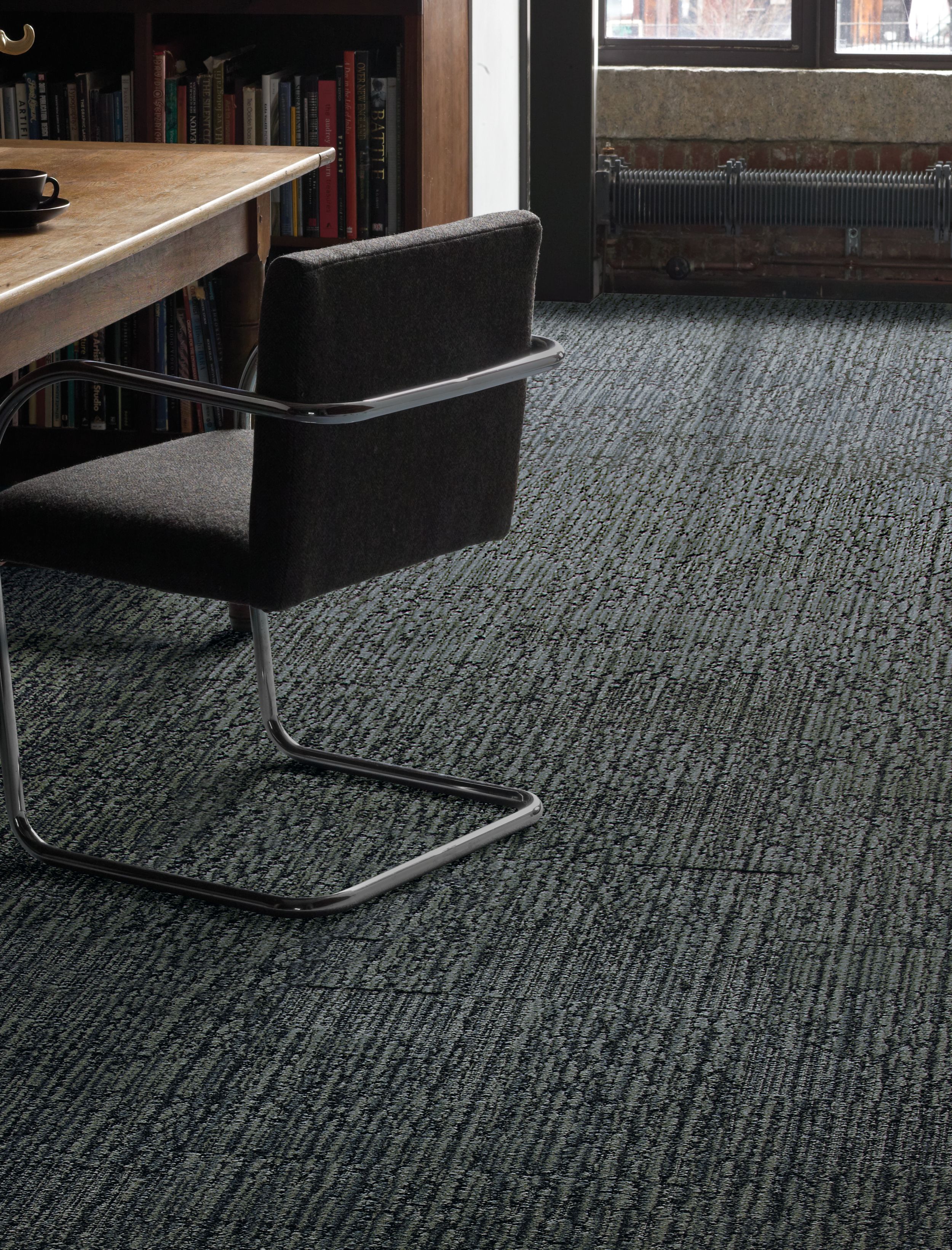 Interface UR201 carpet tile with desk and chair imagen número 5