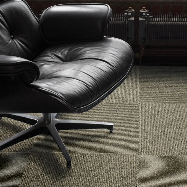 Interface UR203 carpet tile in a close up with leather chair imagen número 1