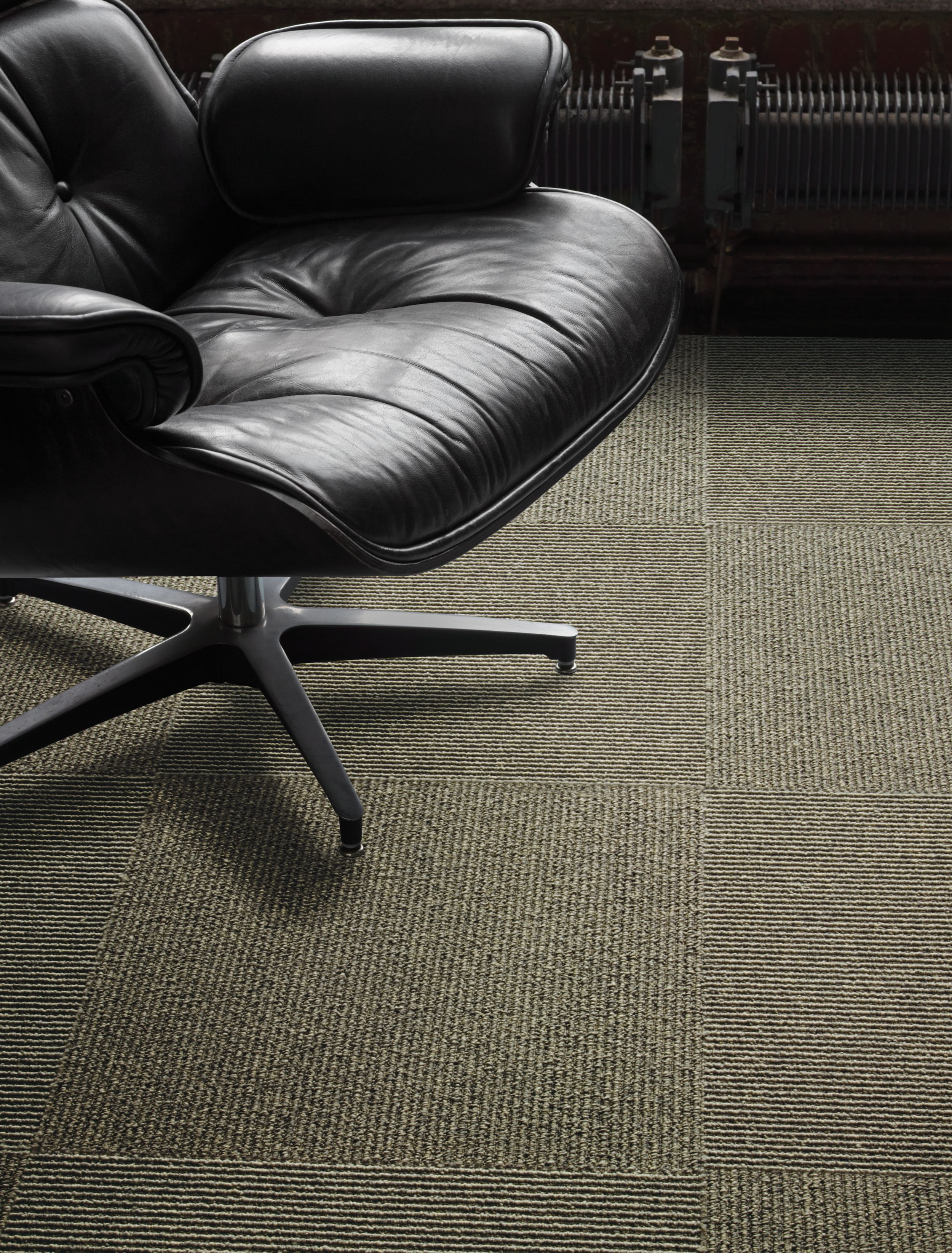Interface UR203 carpet tile in a close up with leather chair imagen número 4