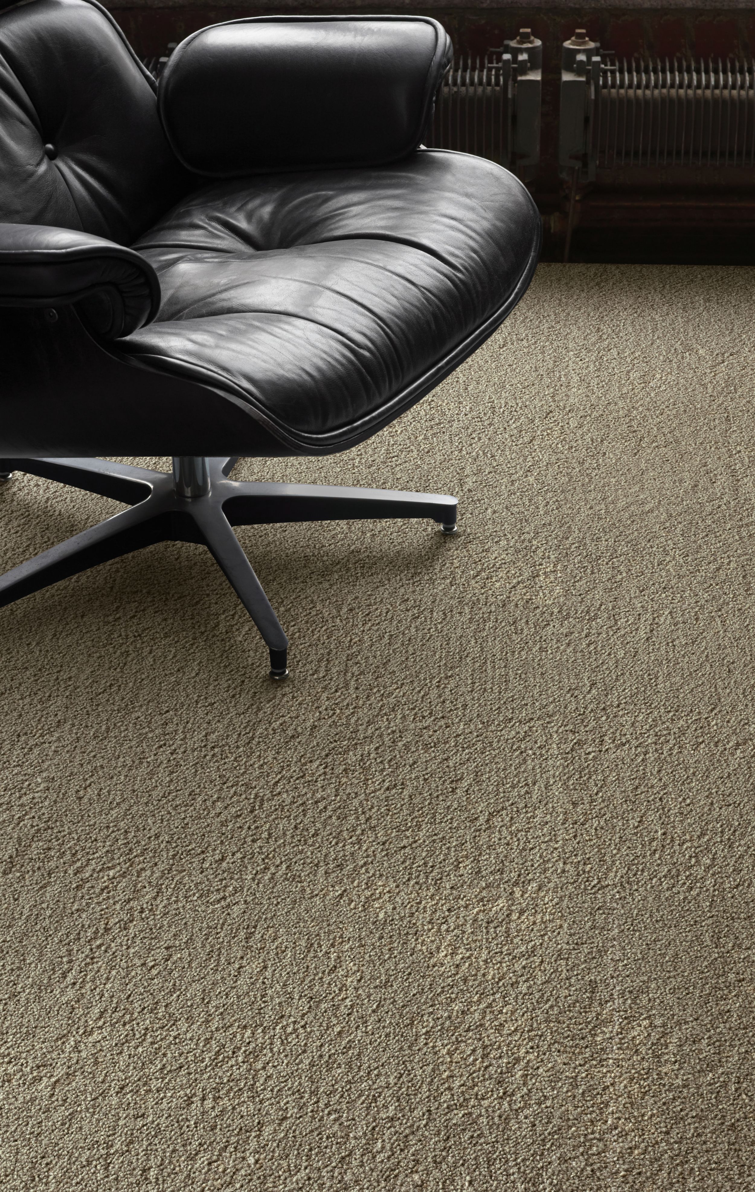 Interface UR301 carpet tile in a close up with leather chair imagen número 7