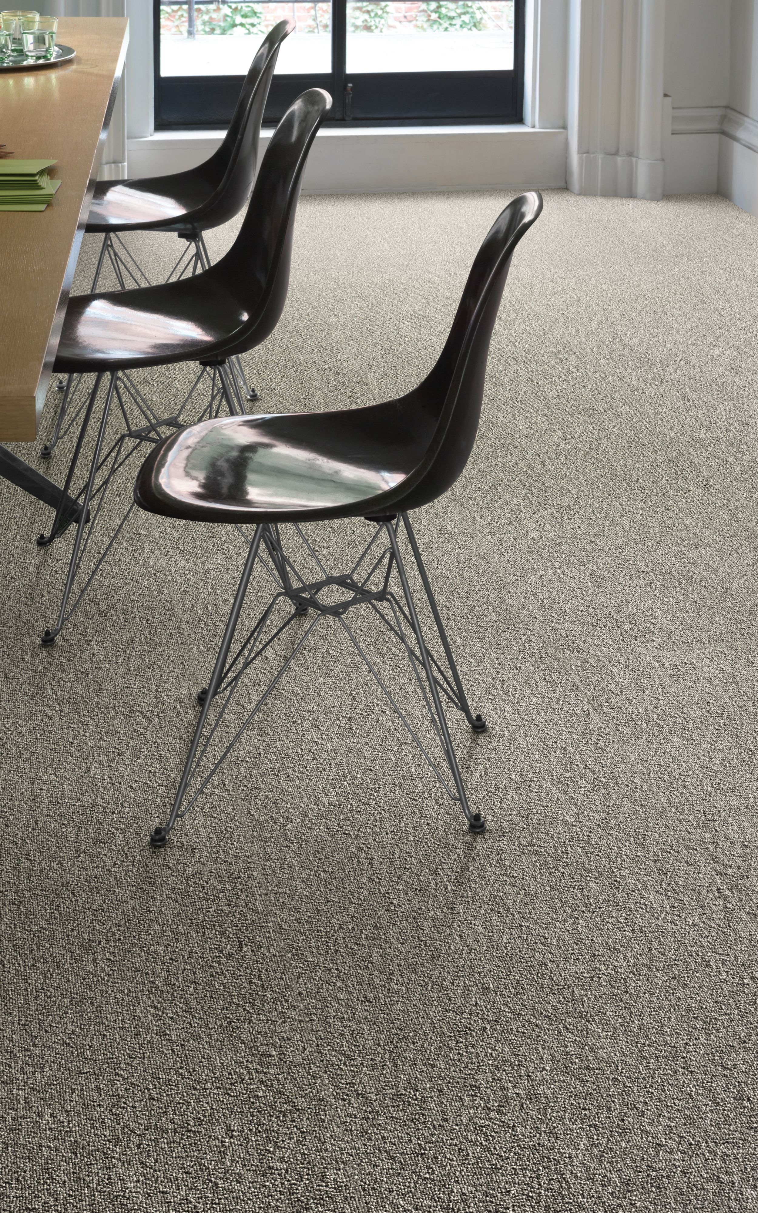 Interface UR302 carpet tile in close up with chairs imagen número 5