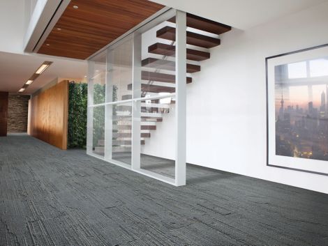 Interface UR501 plank carpet tile in open area with stairwell and living wall afbeeldingnummer 9