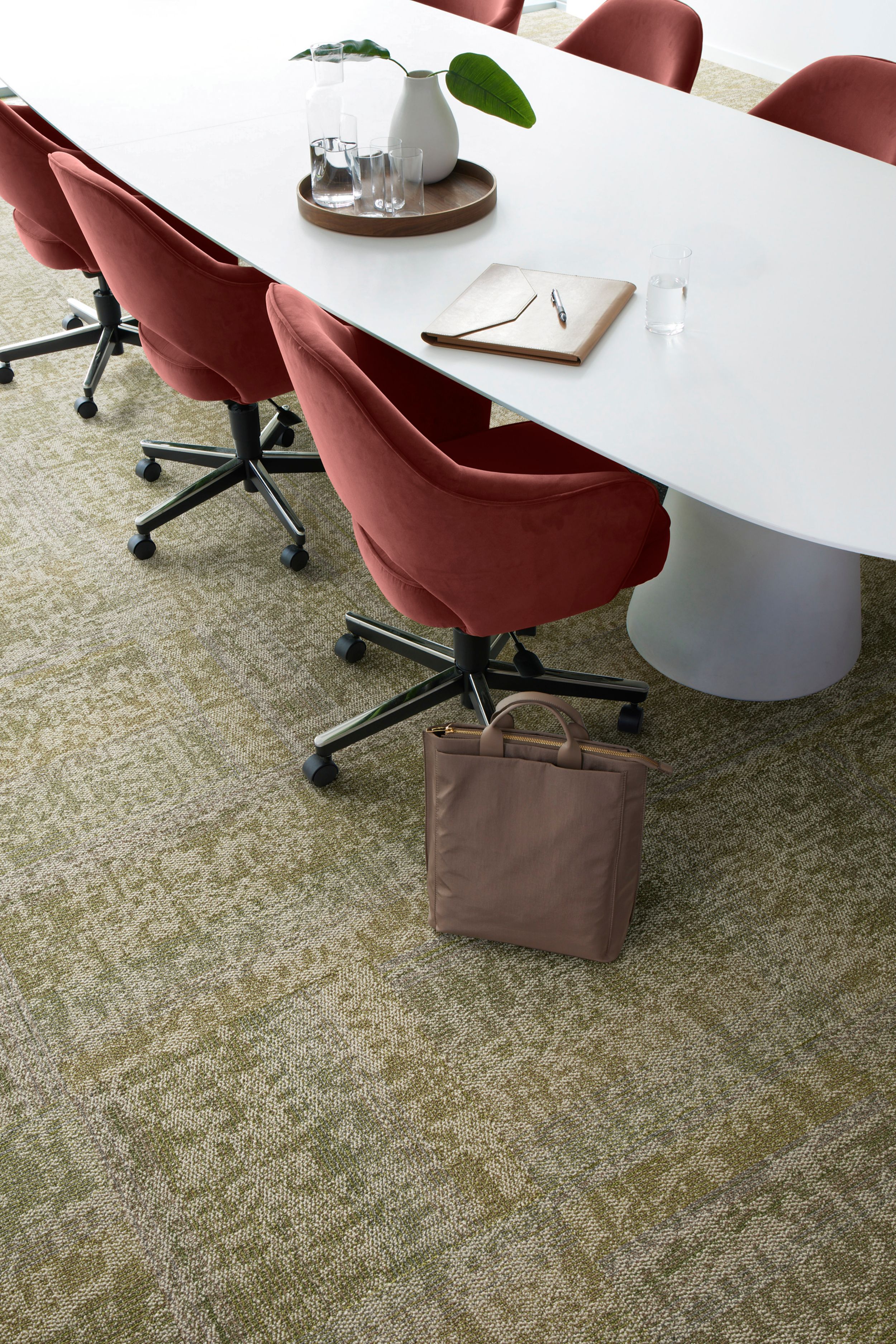 Interface Under Pressure carpet tile in workplace meeting room afbeeldingnummer 3