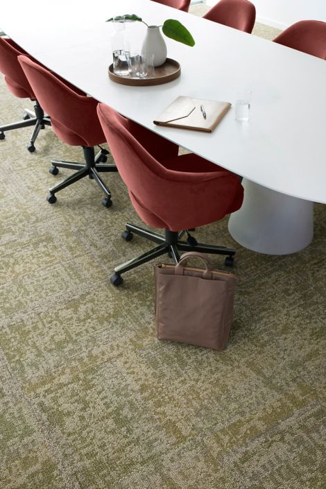 Interface Under Pressure carpet tile in workplace meeting room afbeeldingnummer 3