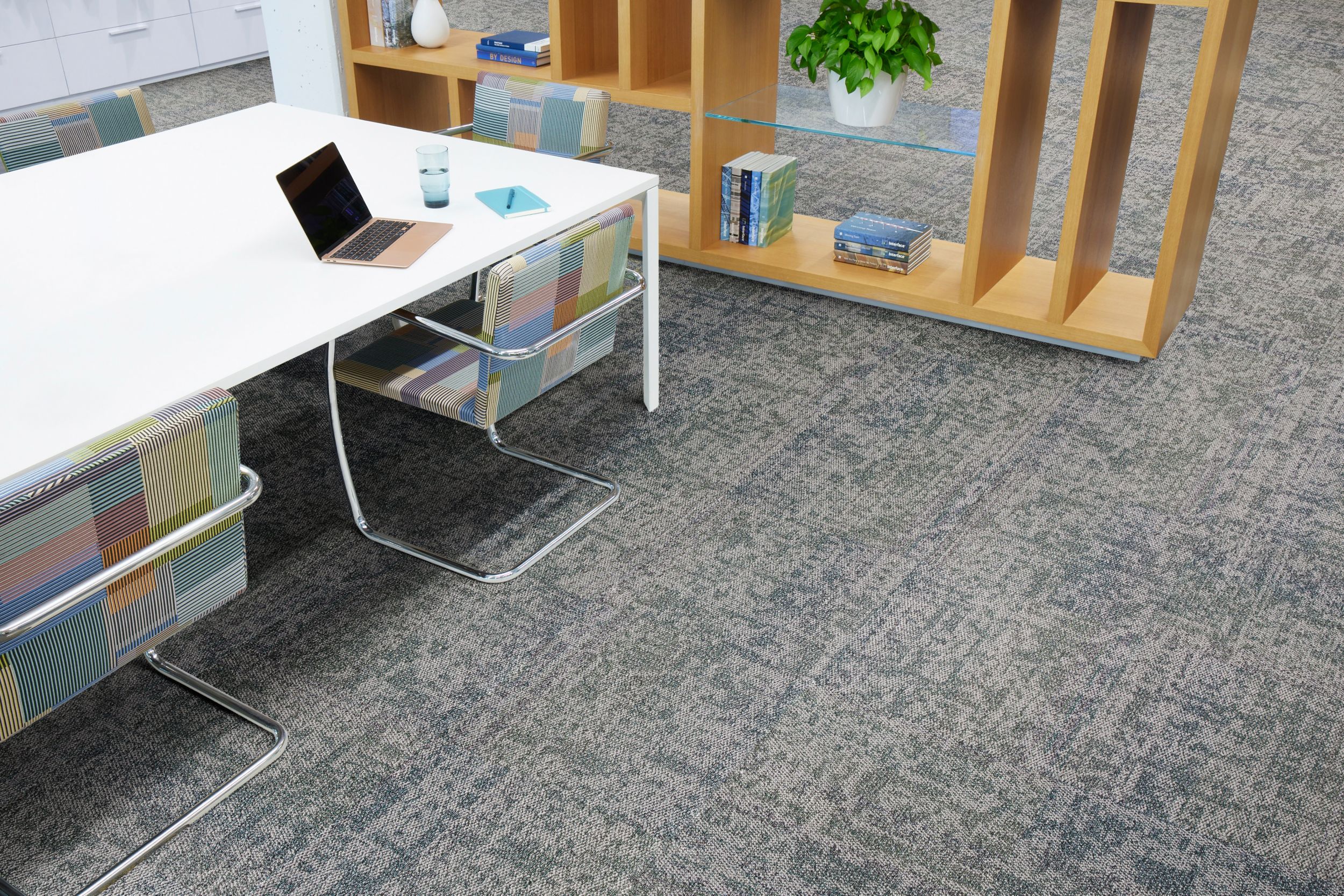 Interface Under Pressure carpet tile in workplace collaborative space afbeeldingnummer 4
