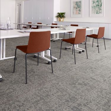 Interface Under Pressure carpet tile in workplace meeting room afbeeldingnummer 2