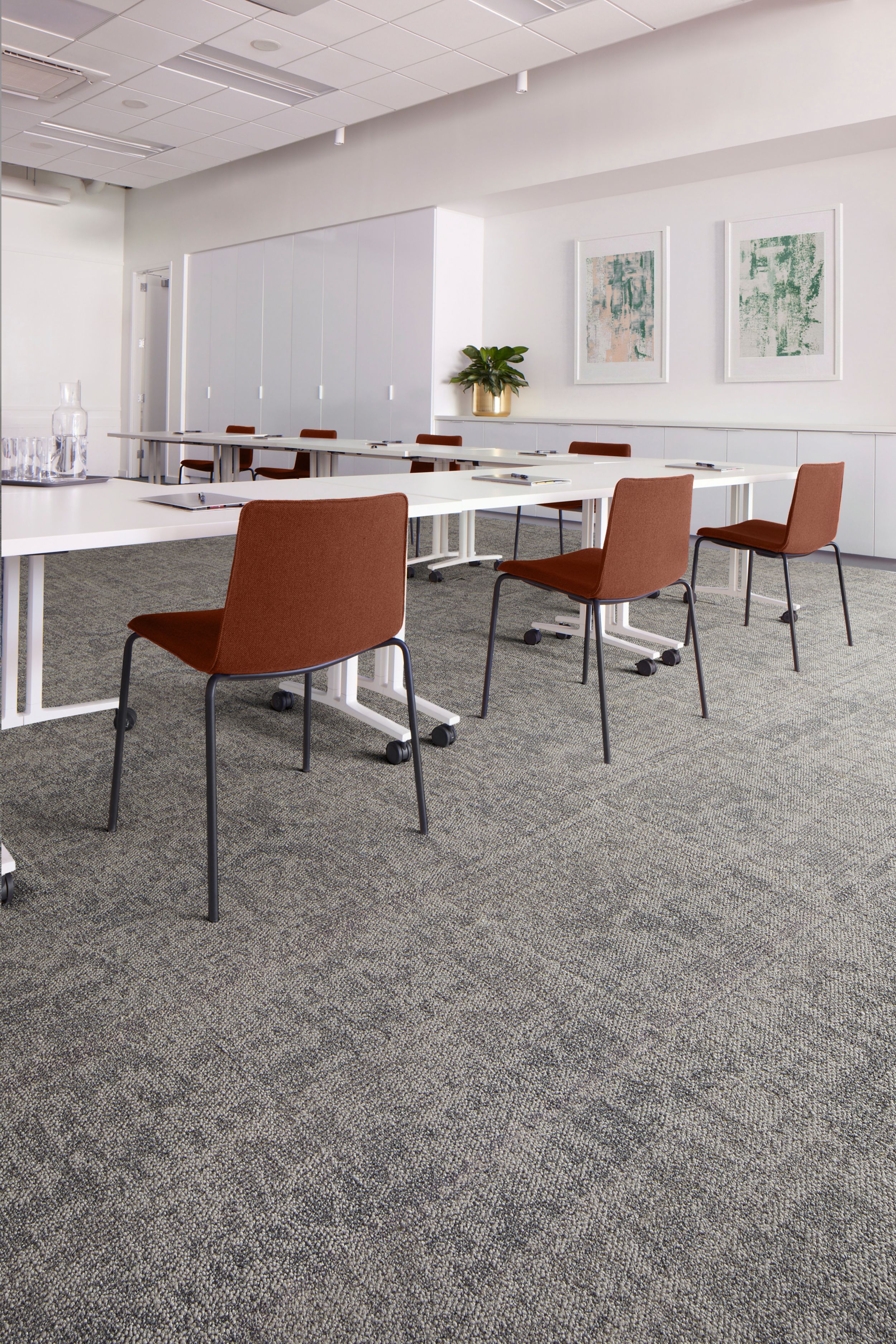 Interface Under Pressure carpet tile in workplace meeting room afbeeldingnummer 2