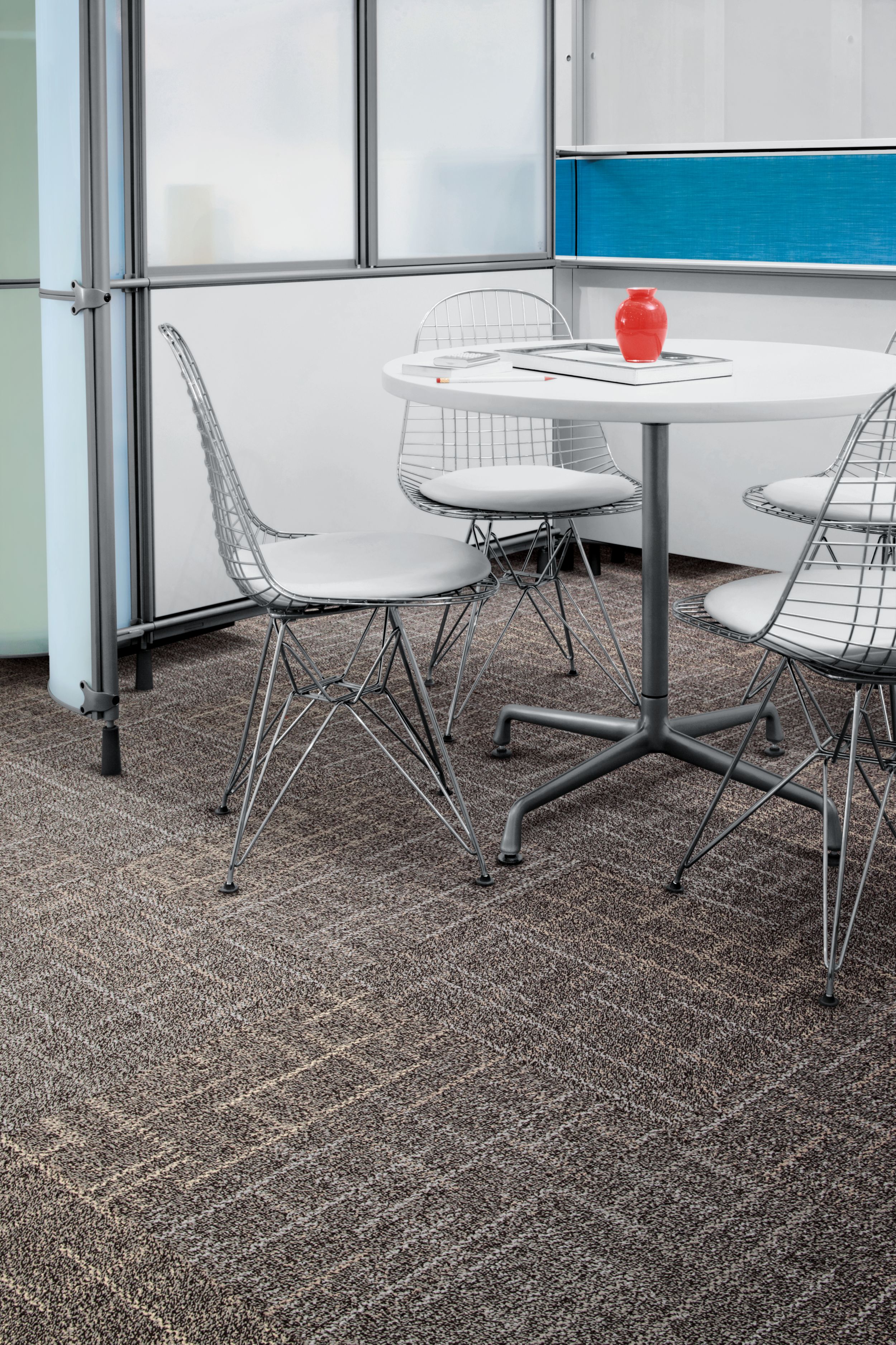 Interface Viewpoint II carpet tile in Linen in break room with table imagen número 1
