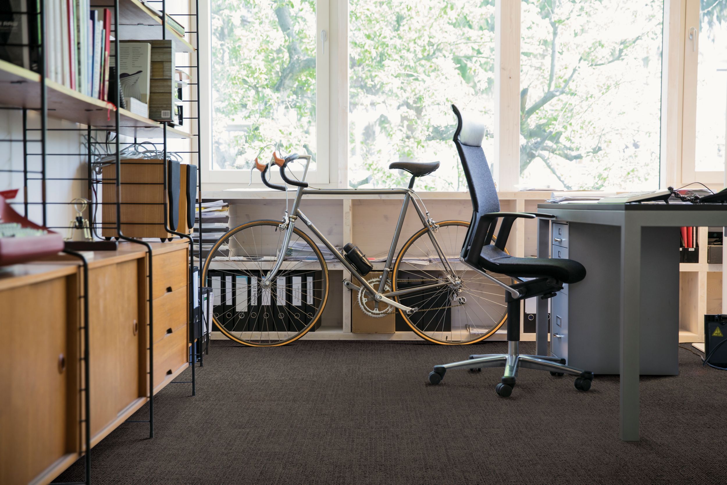 Interface Vector carpet tile in office area with bike numéro d’image 1