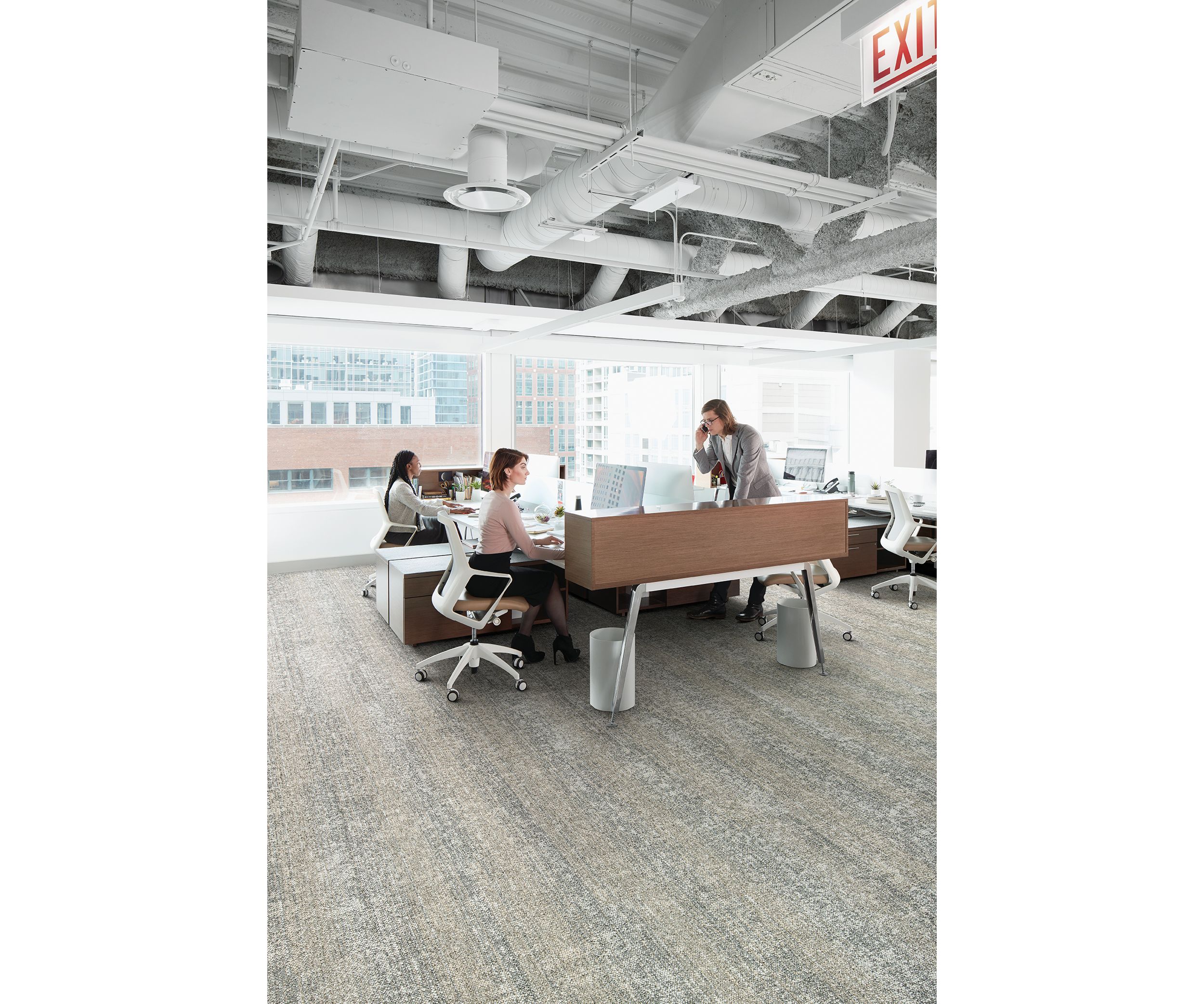 Interface Veiled Brushwork carpet tile in open work area imagen número 1