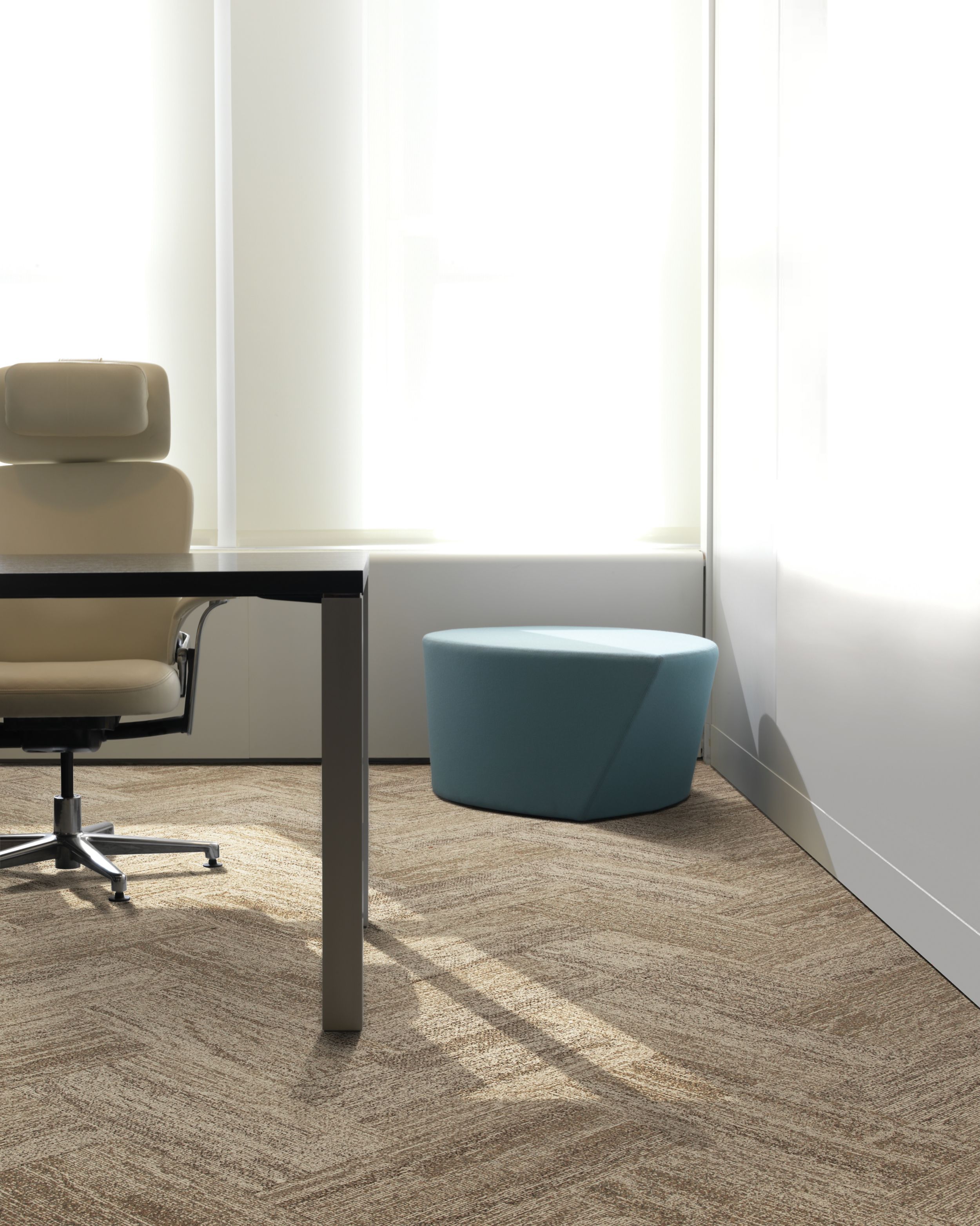 Interface Vermont carpet tile in private office with desk and blue ottoman imagen número 12