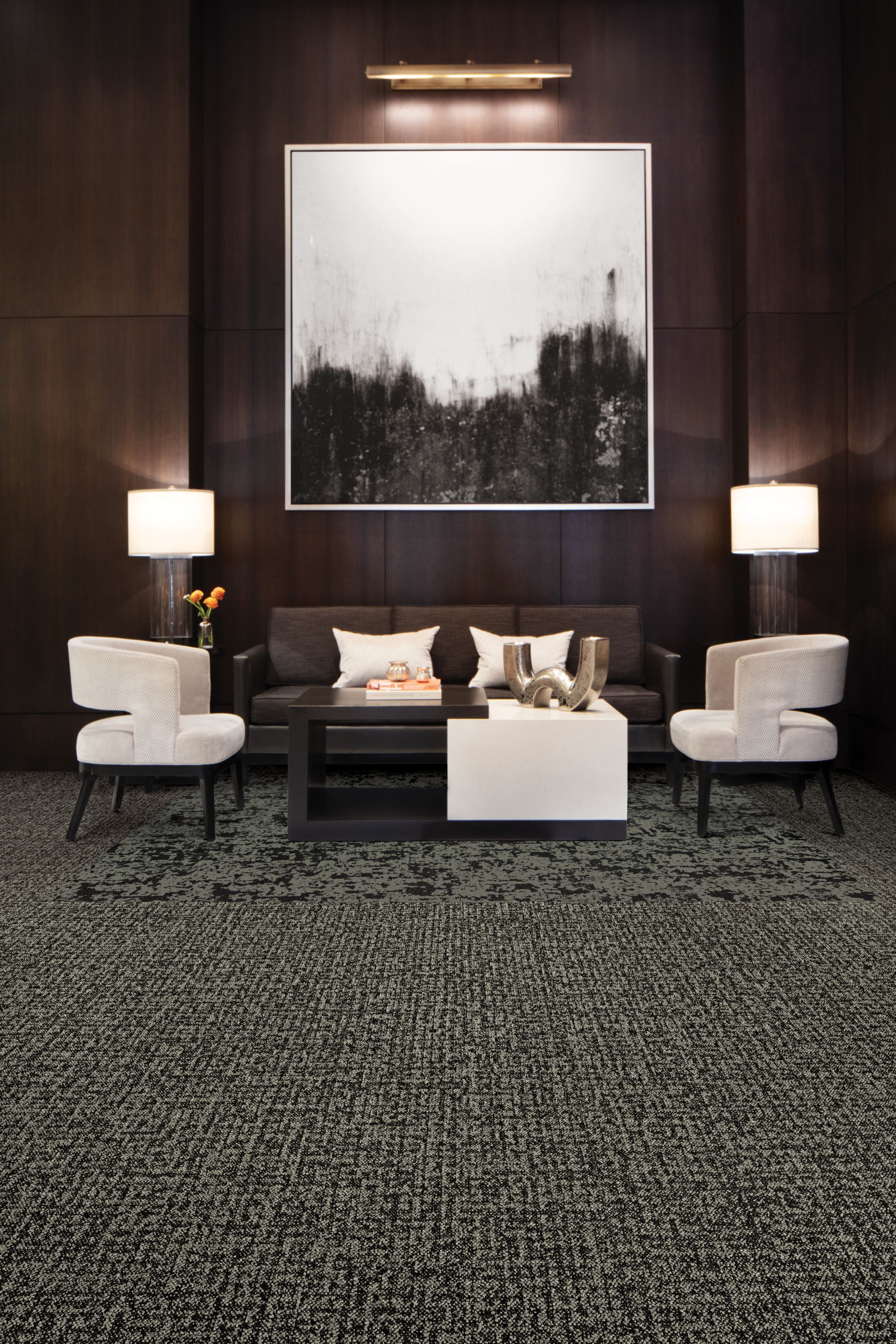 Interface Meadowland carpet tile and Mirano plank carpet tile in seating area with white chairs and large painting in background imagen número 5