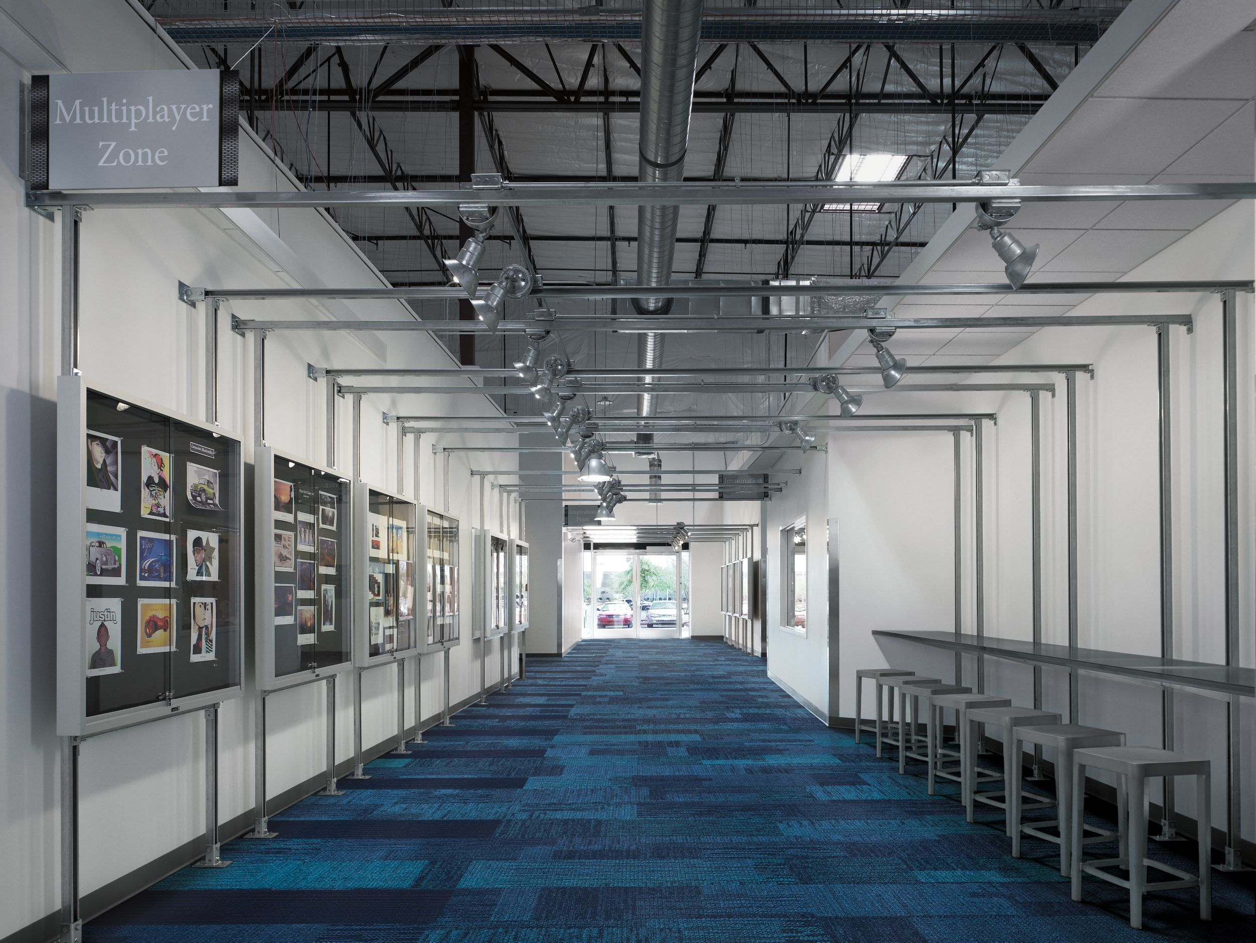 Interface Verticals plank carpet tile in hallway numéro d’image 4