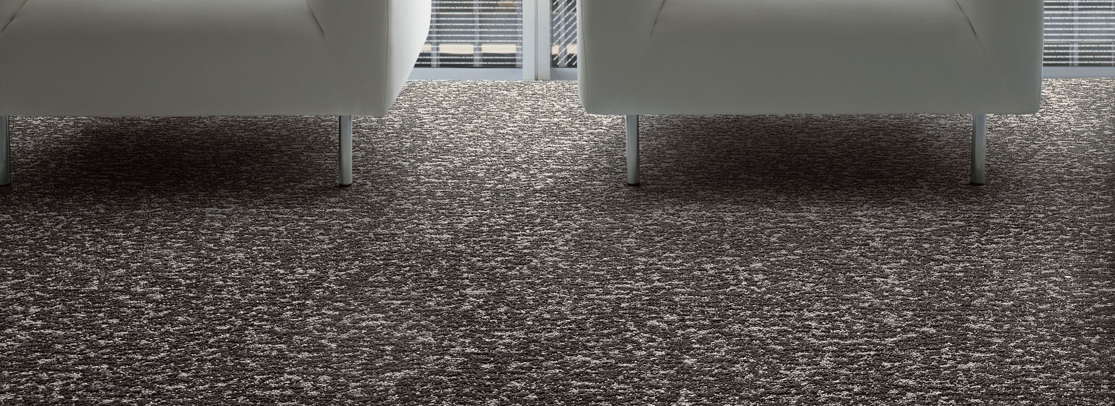 Interface Vessel square carpet tile with chairs in front of window imagen número 1