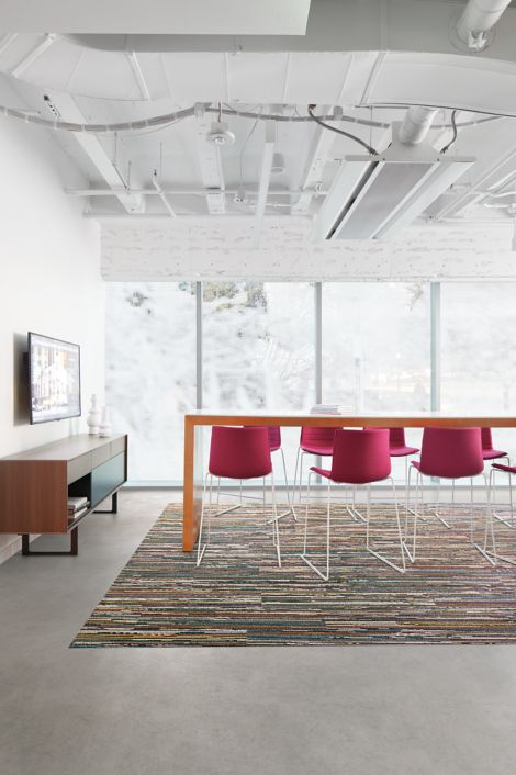 Interface Video Spectrum carpet tile and Textured Stones LVT in meeting room with high top table and pink chairs  imagen número 4