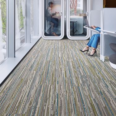 Interface Video Spectrum carpet tile in office common area showing work spaces numéro d’image 1