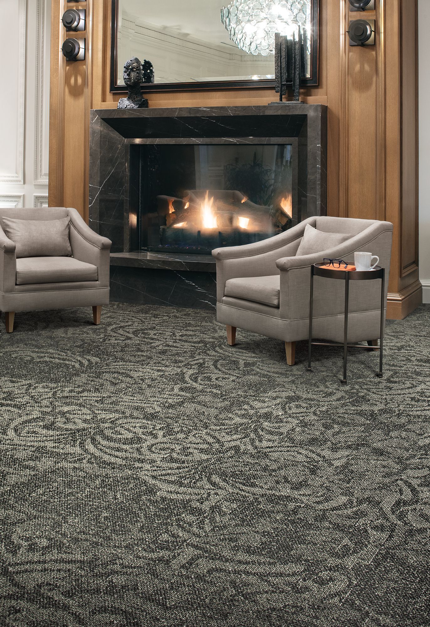 Interface Villa Scroll carpet tile in seating area with chairs and fire place numéro d’image 6