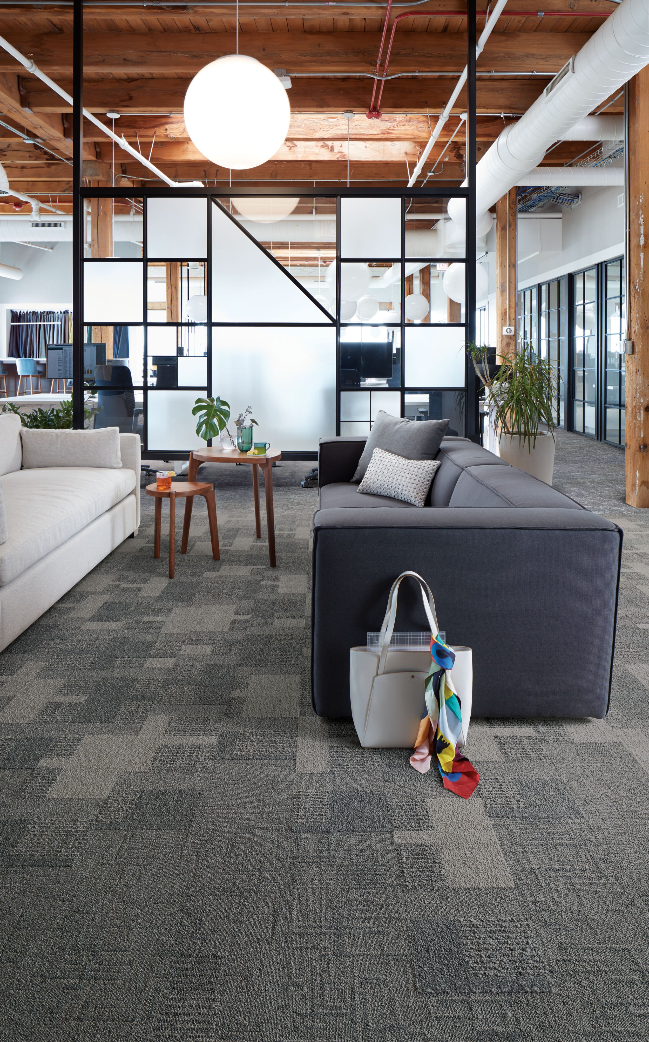 Interface Vintage Kimono and Geisha Gather plank carpet tile and Walk of Life LVT in casual office seating area Bildnummer 8