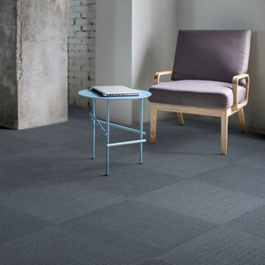 Interface Viva Colores carpet tile in seating area with single chair numéro d’image 1