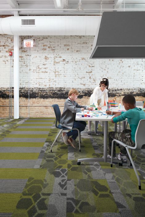 Interface Viva Colores and Honey Don't carpet tile in children's workspace with table and chairs imagen número 3