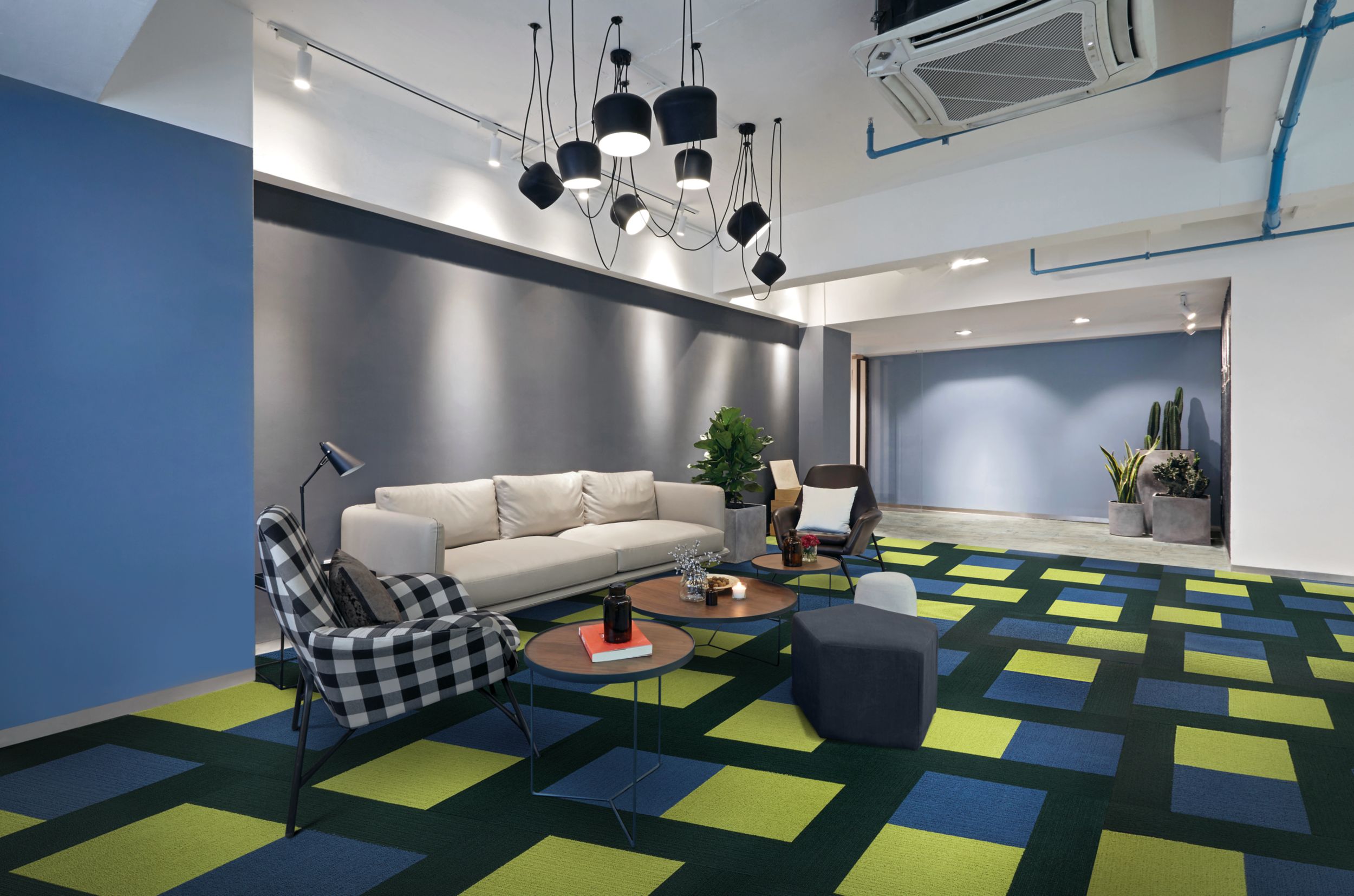 Interface Viva Colores carpet tile and Textured Stones LVT in seating area with couch  numéro d’image 8