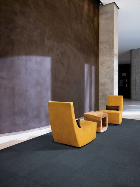 Interface Viva Colores carpet tile in seating area with yellow chairs imagen número 2