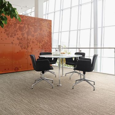 Interface WE151 carpet tile in seating area with table and chairs imagen n&uacute;mero 2