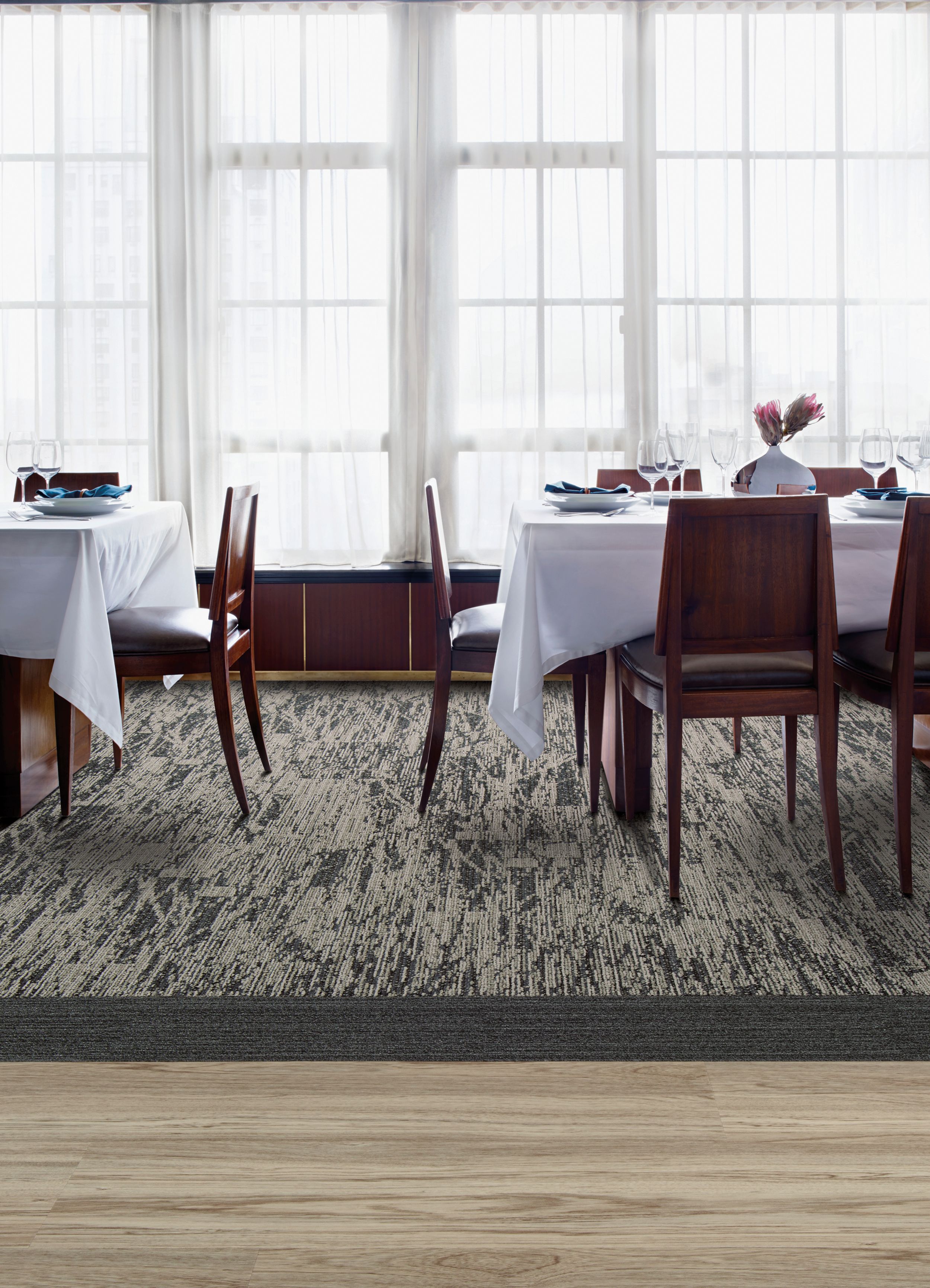Interface WE151 and NS231 carpet tile and Natural Woodgrains LVT in dining area  numéro d’image 2