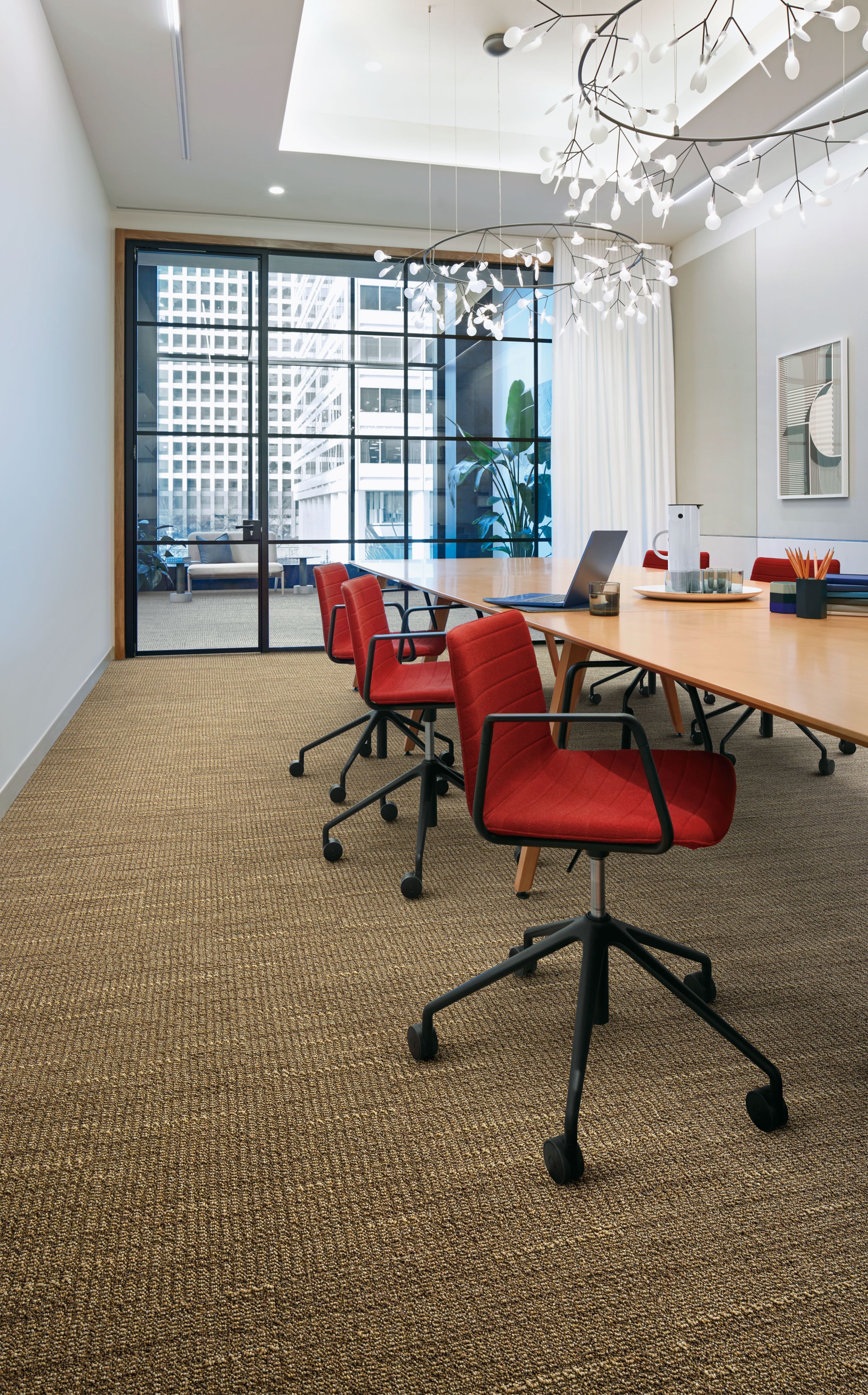 Interface WG100 carpet tile in meeting room imagen número 1