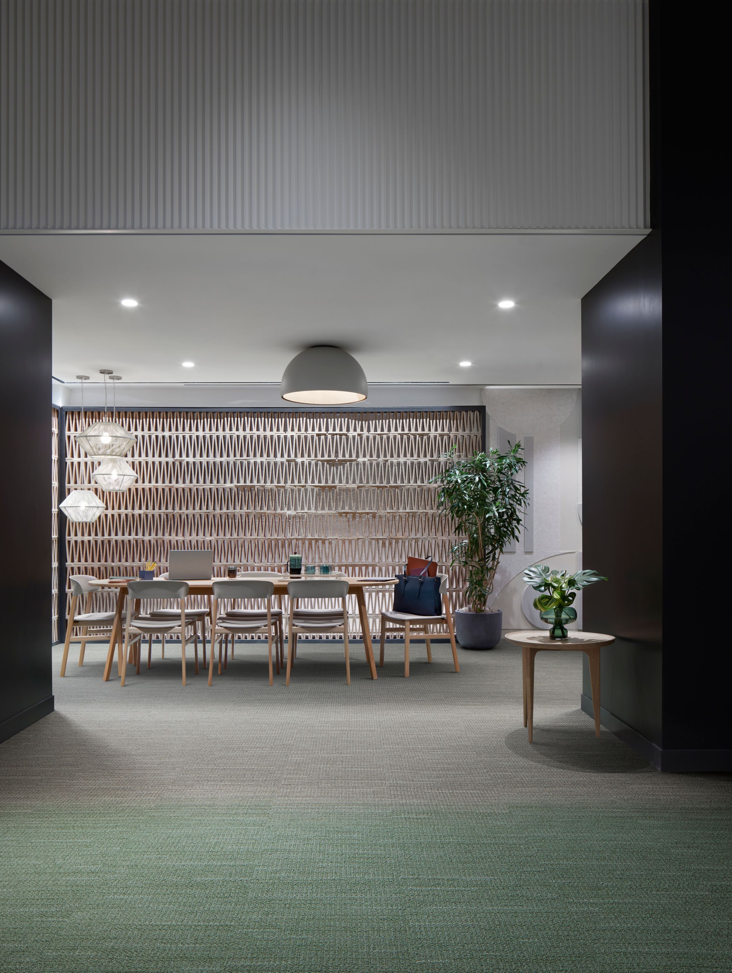 image Interface WG100 and WG200 carpet tile in workplace meeting area numéro 1