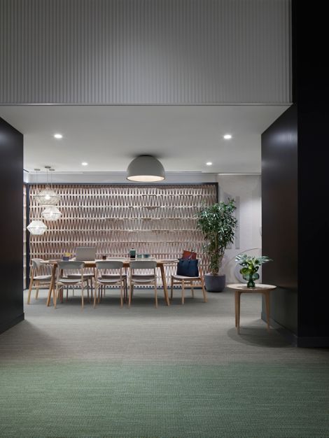 Interface WG100 and WG200 carpet tile in workplace meeting area Bildnummer 10