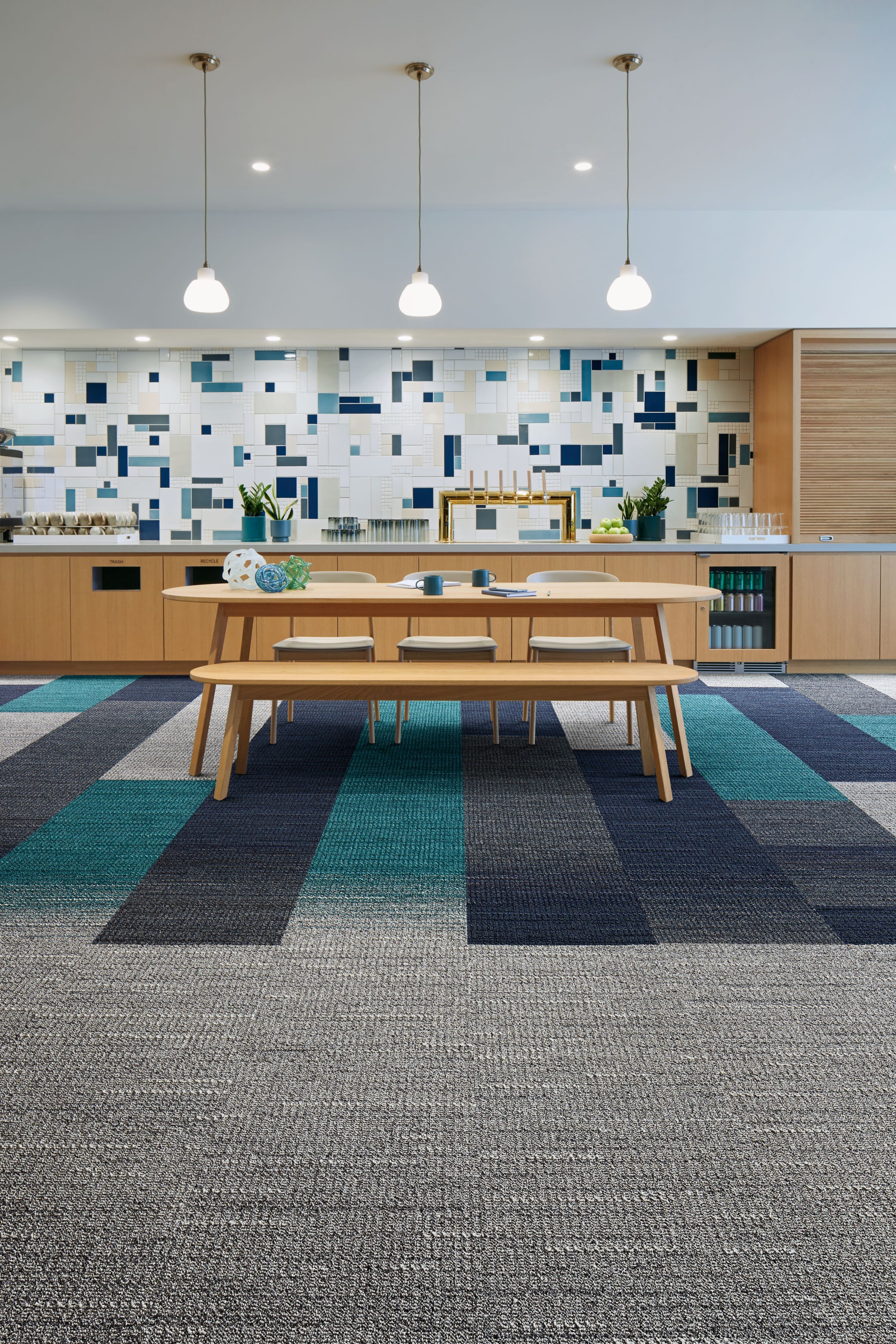 Interface WG100 and WG200 carpet tile in meeting room imagen número 13