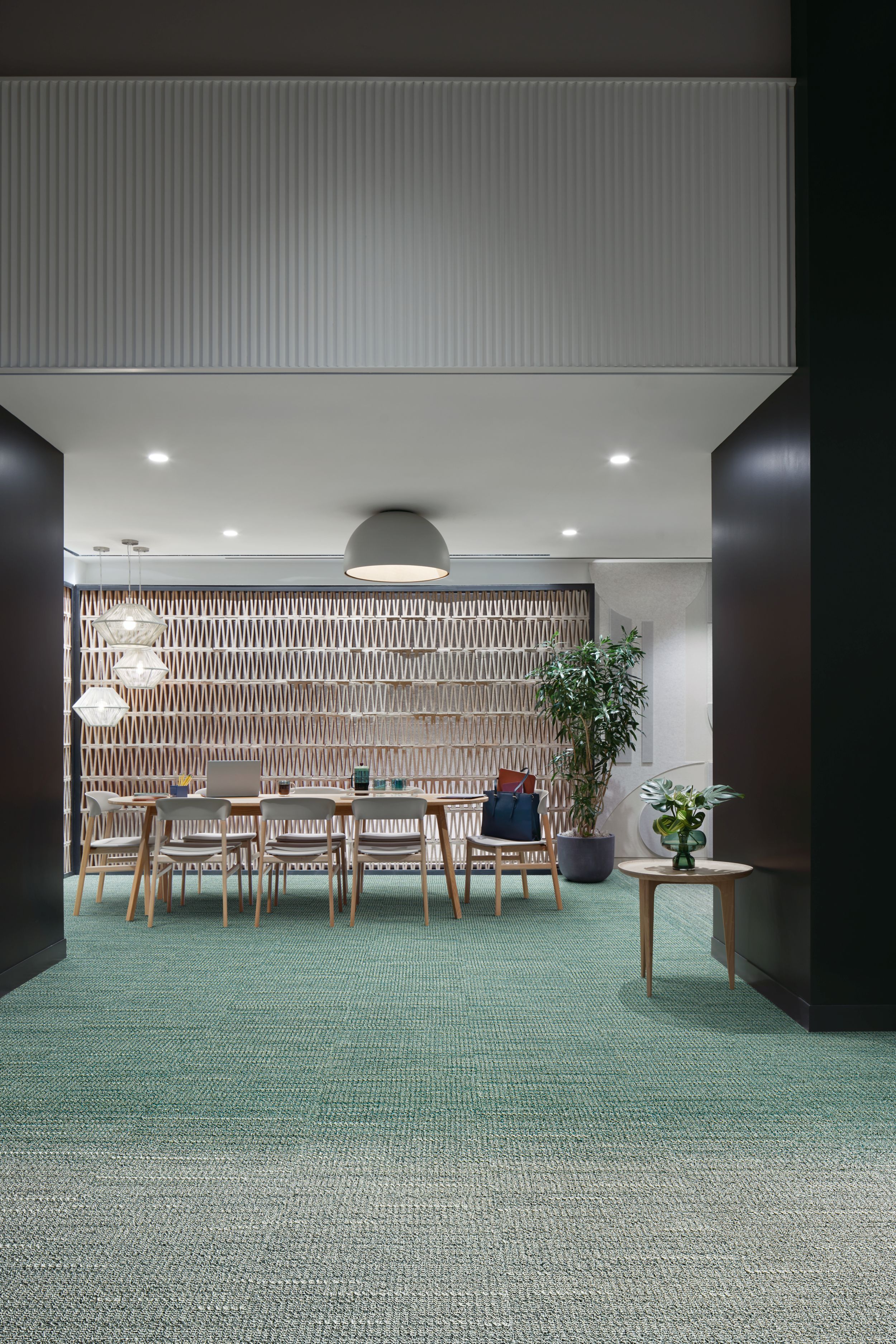 Interface WG100 and WG200 carpet tile in meeting room imagen número 8