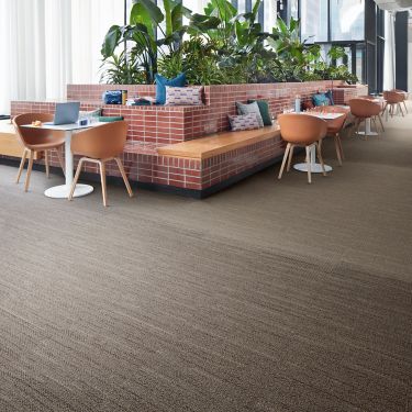 Interface WG100 and WG200 carpet tile in workplace common area Bildnummer 1
