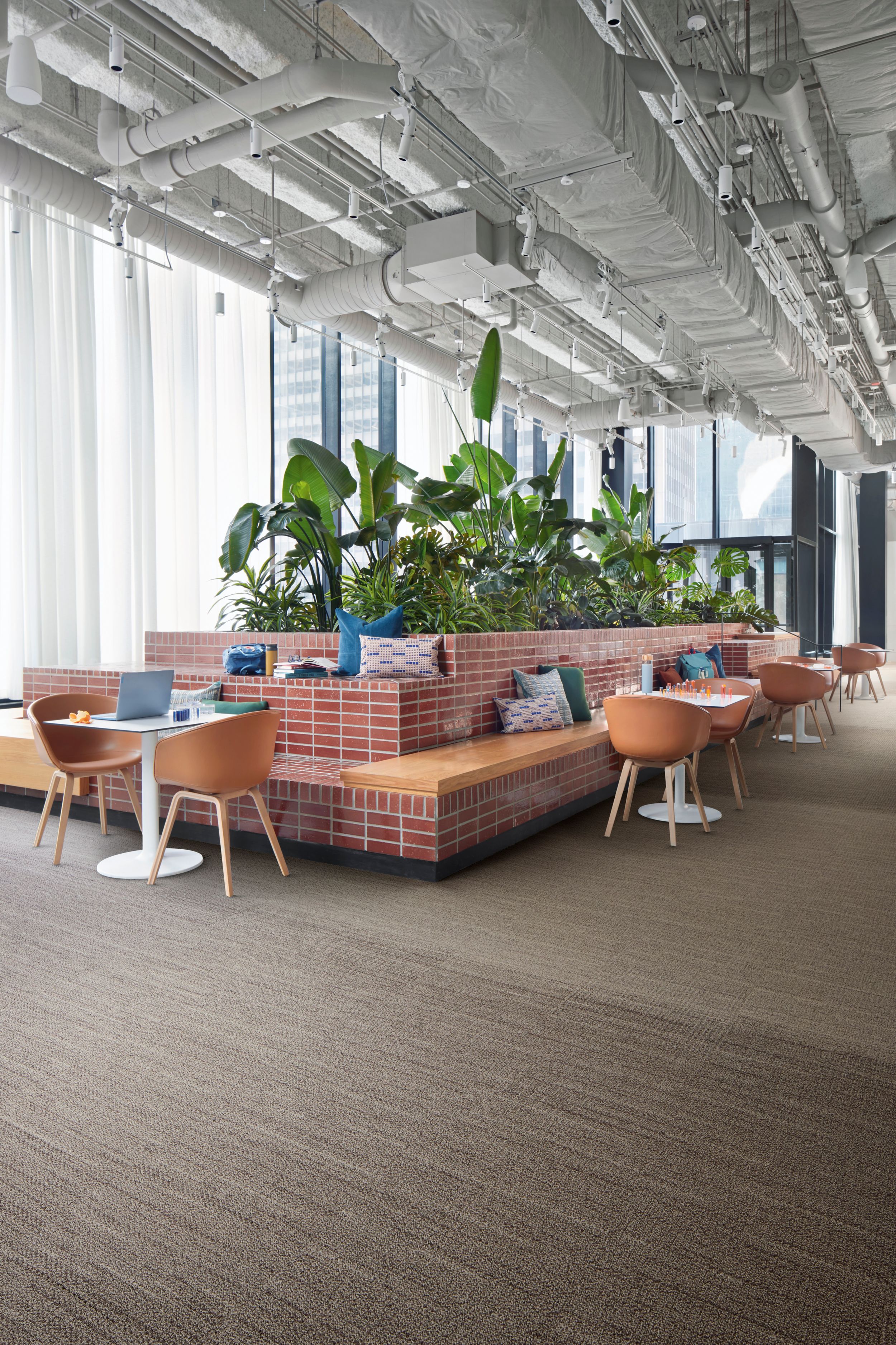 image Interface WG100 and WG200 carpet tile in workplace common area numéro 8