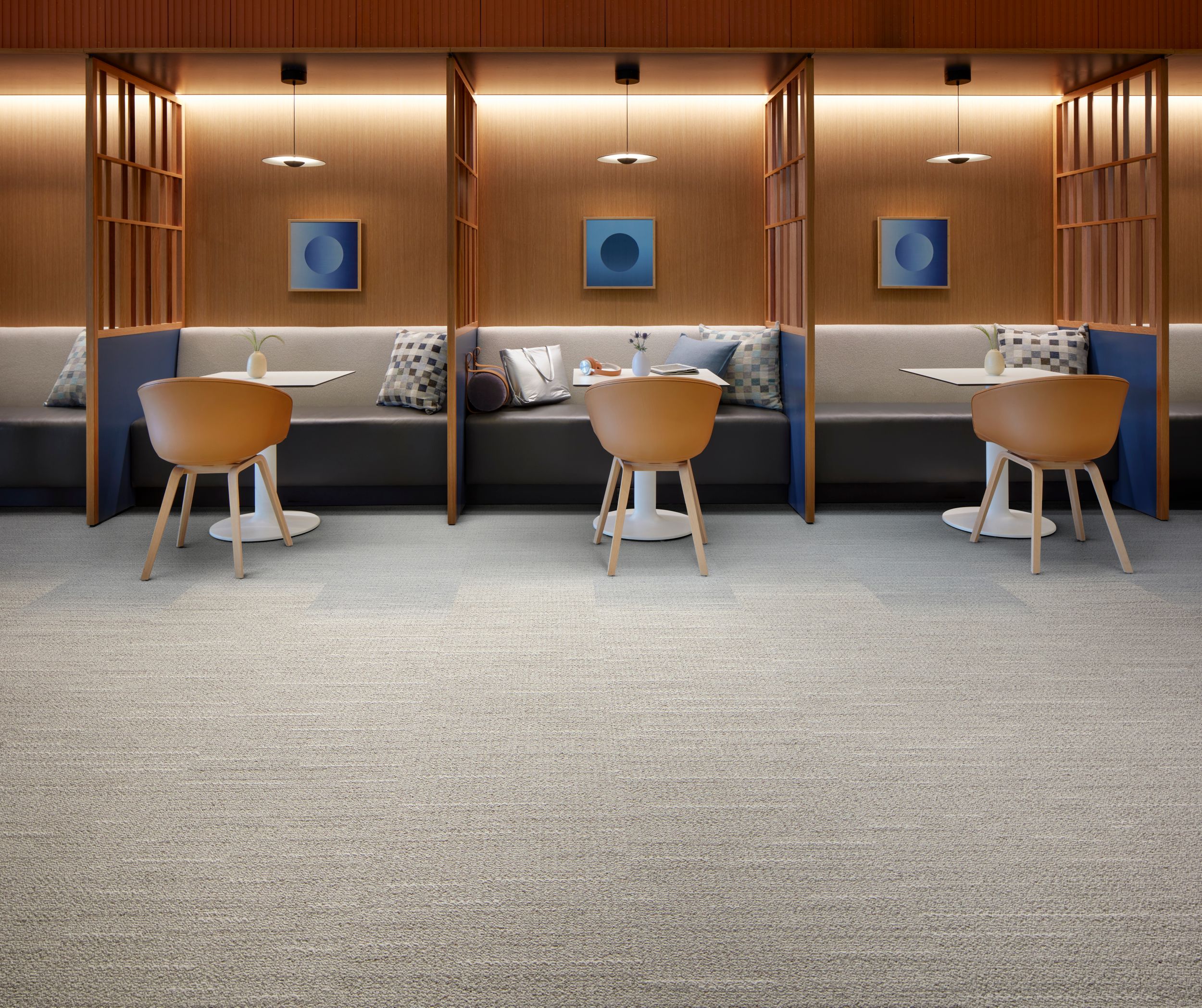 image Interface WG100 and WG200 carpet tile in workplace collaborative area numéro 9
