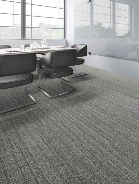 Interface WW860 plank carpet tile in meeting room with conference table and leather chairs imagen número 10