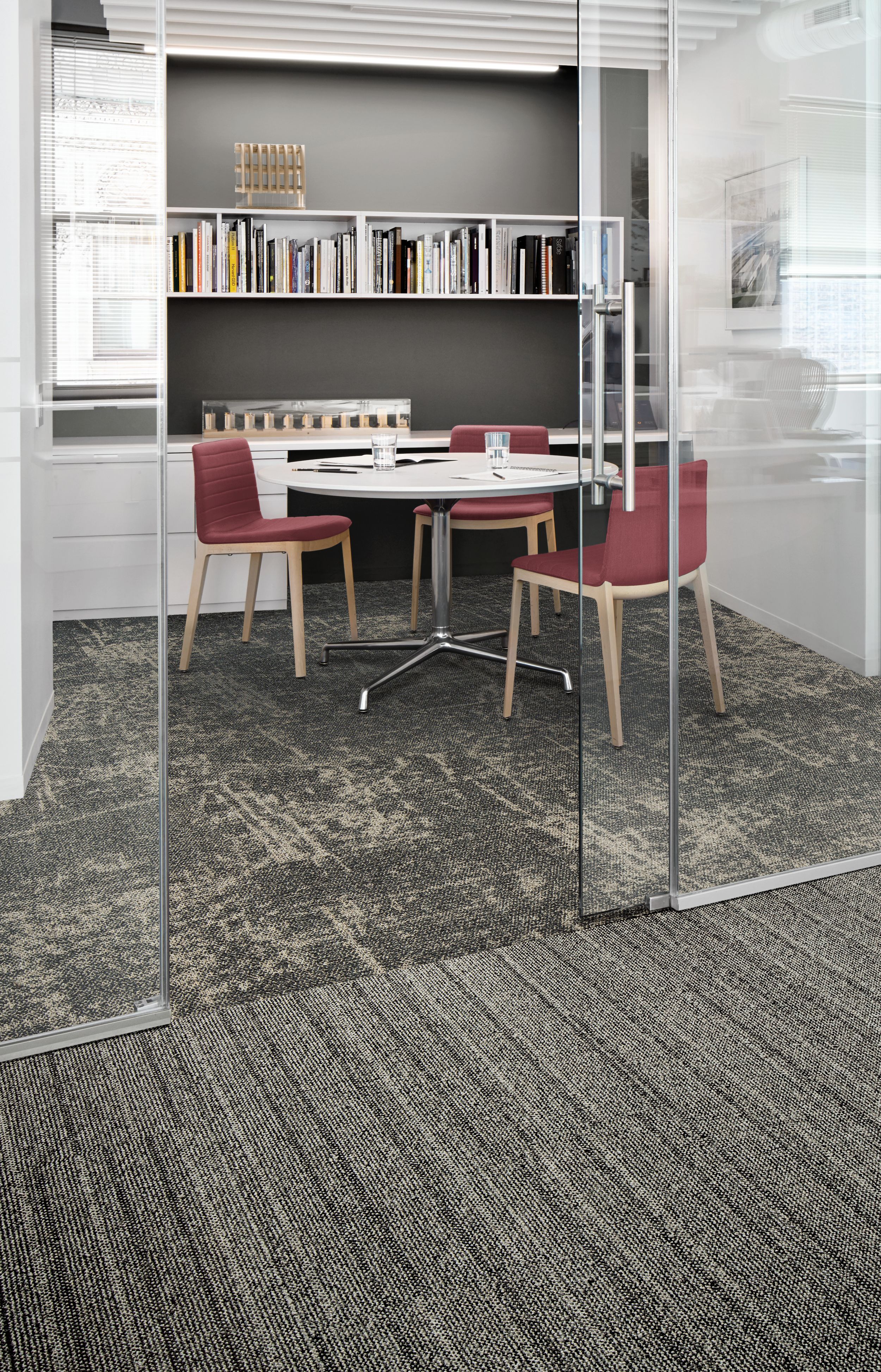 Interface WW860 plank carpet tile and Icebreaker carpet tile in meeting area with table and pink chairs Bildnummer 8