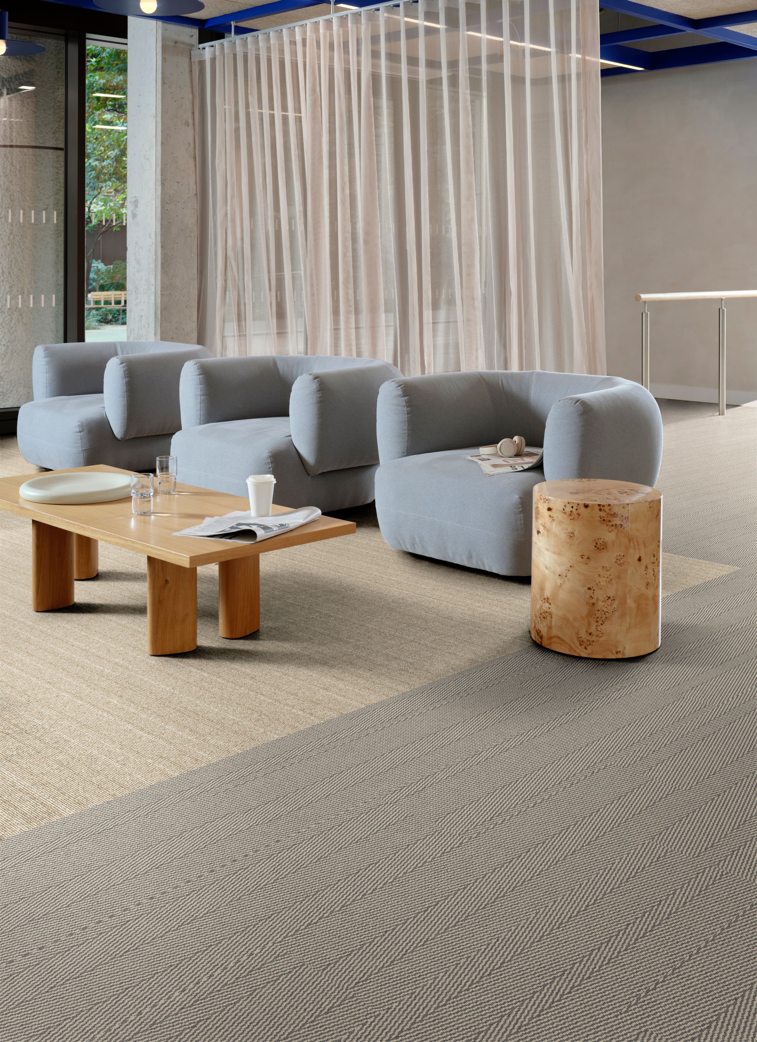 Interface WW860 and Stitch in Time plank carpet tile in workplace lobby imagen n&uacute;mero 3