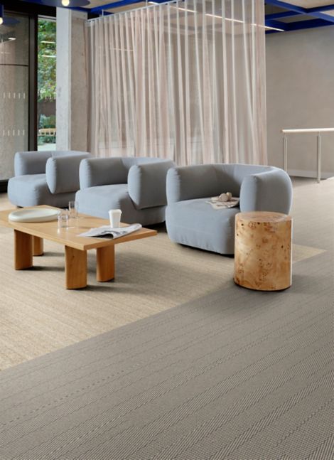 Interface WW860 and Stitch in Time plank carpet tile in workplace lobby imagen n&uacute;mero 3