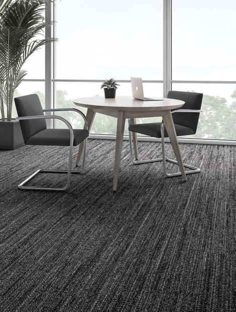 Interface WW870 plank carpet tile shown with small table and chairs Bildnummer 8