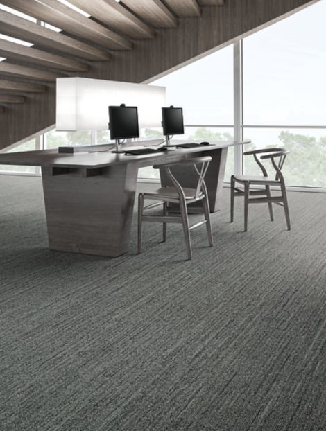 Interface WW880 plank carpet tile at a workstation under a stairwell imagen número 11