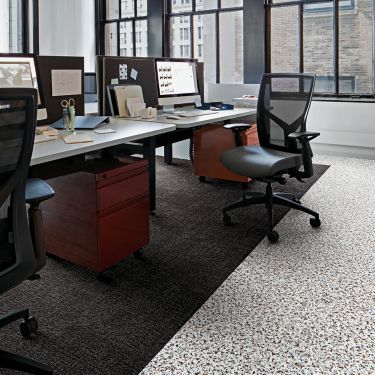 Interface Walk on By LVT and Step in Time carpet tile in cubicle area with rolling chairs afbeeldingnummer 1