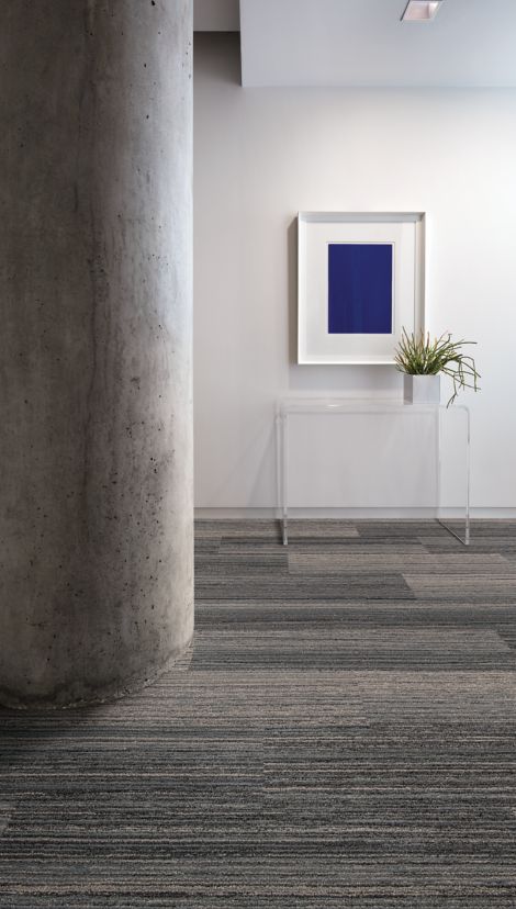 Interface Walk the Plank plank carpet tile in open area with curved concrete wall and artwork over plexiglass table with plant numéro d’image 6