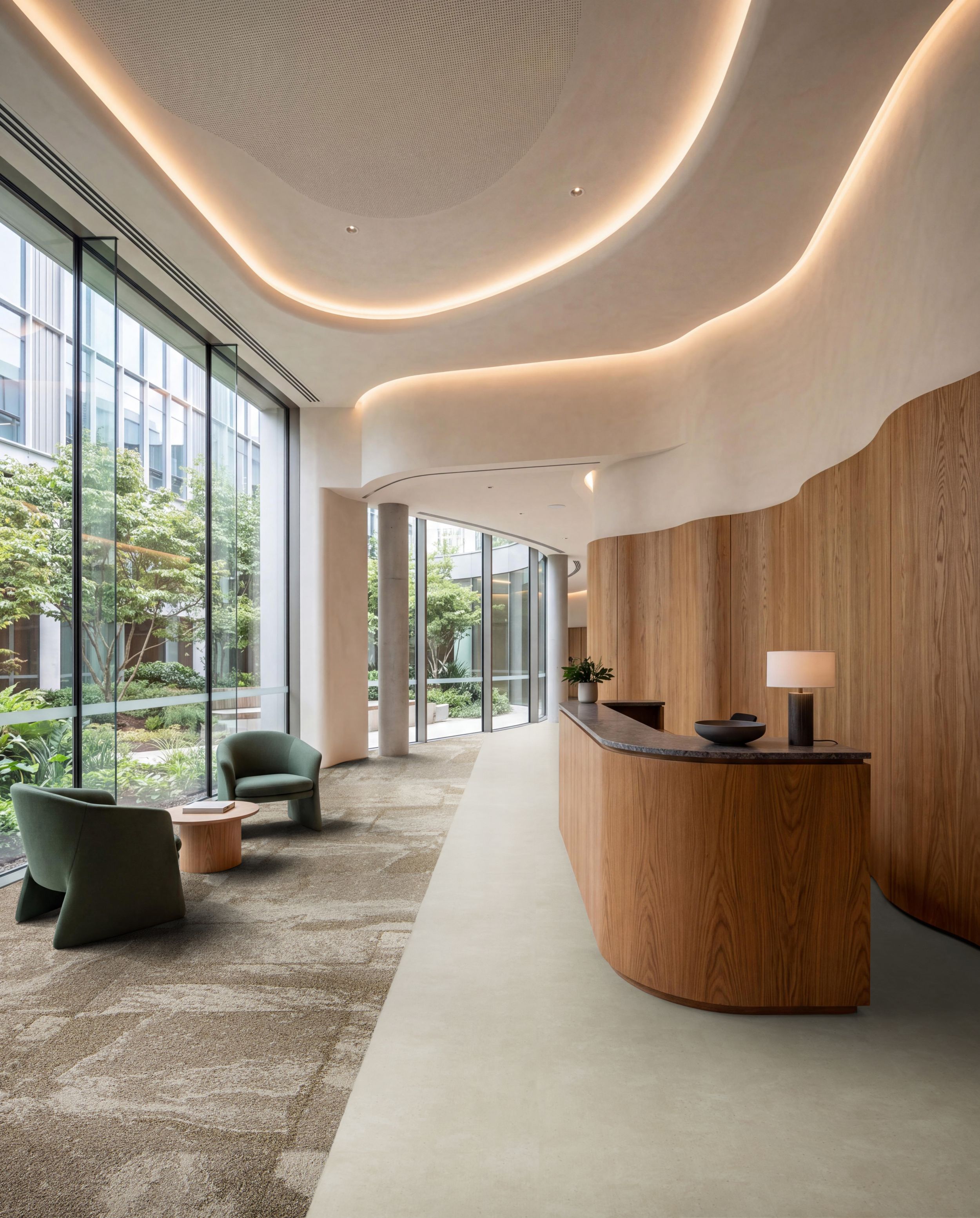 Interface Waypoint carpet tile with Hearth plank LVT in workplace lobby imagen n&uacute;mero 5