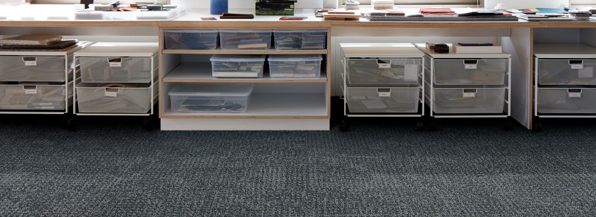 Interface Wheler Street carpet tile in office filing area  número de imagen 1