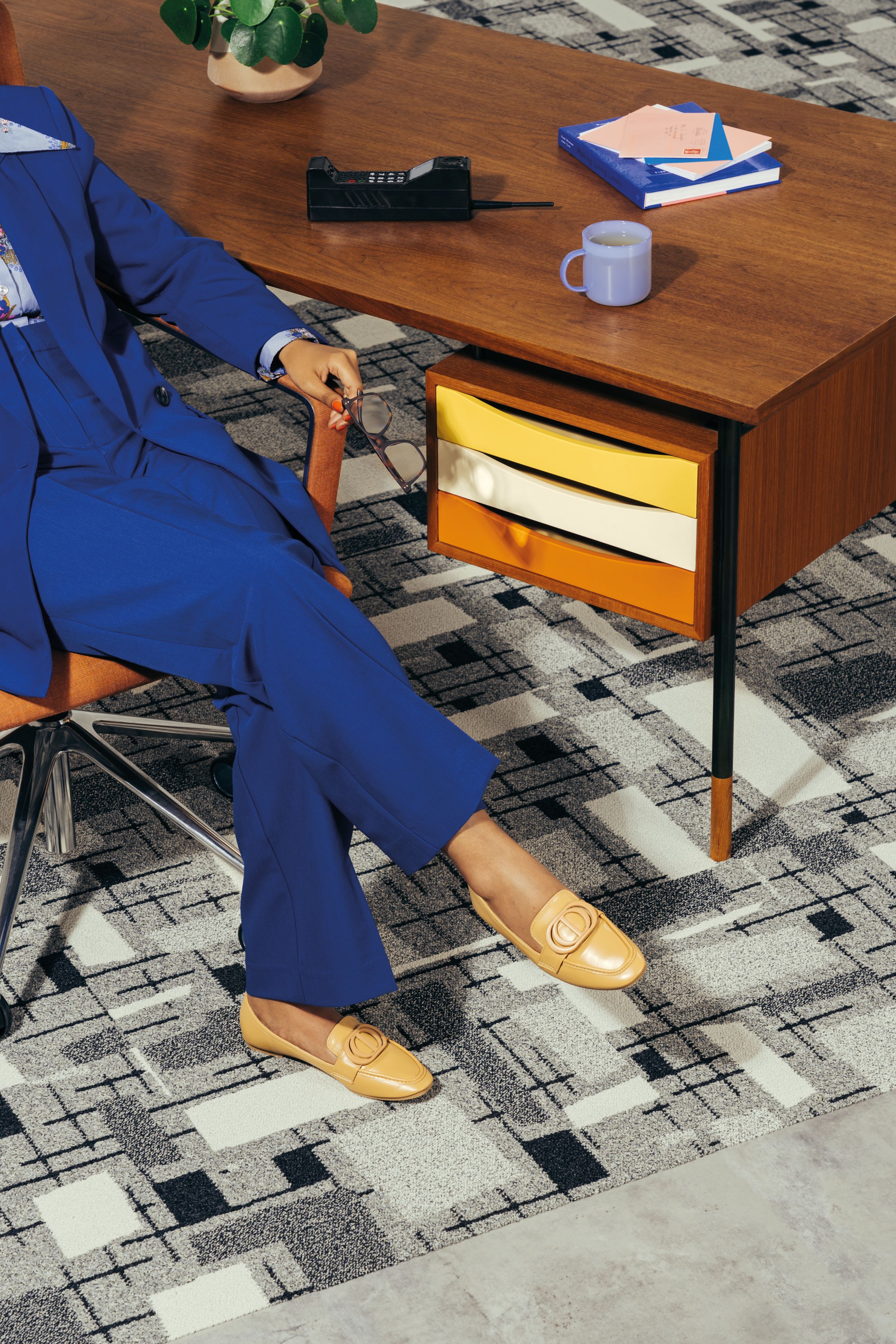 Carpet: Newstalgia, Fossil, Monolithic. LVT: Level Set, Cool Polished Cement, Non Directional afbeeldingnummer 5