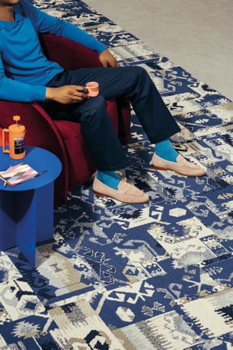 Carpet: Retrospec, Royal, Non Directional. LVT: Level Set, Light Concrete, Non Directional numéro d’image 4